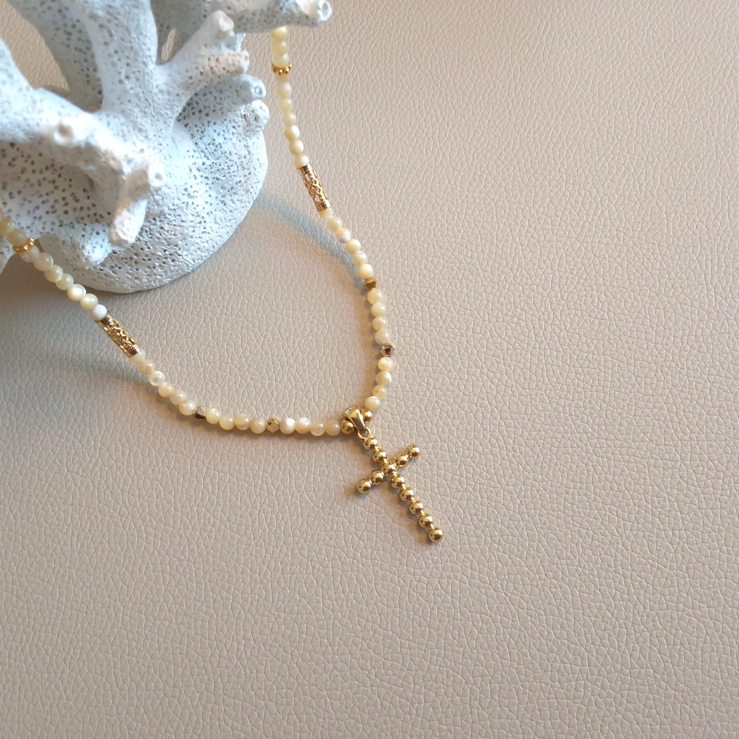 Collier nacre pendentif croix