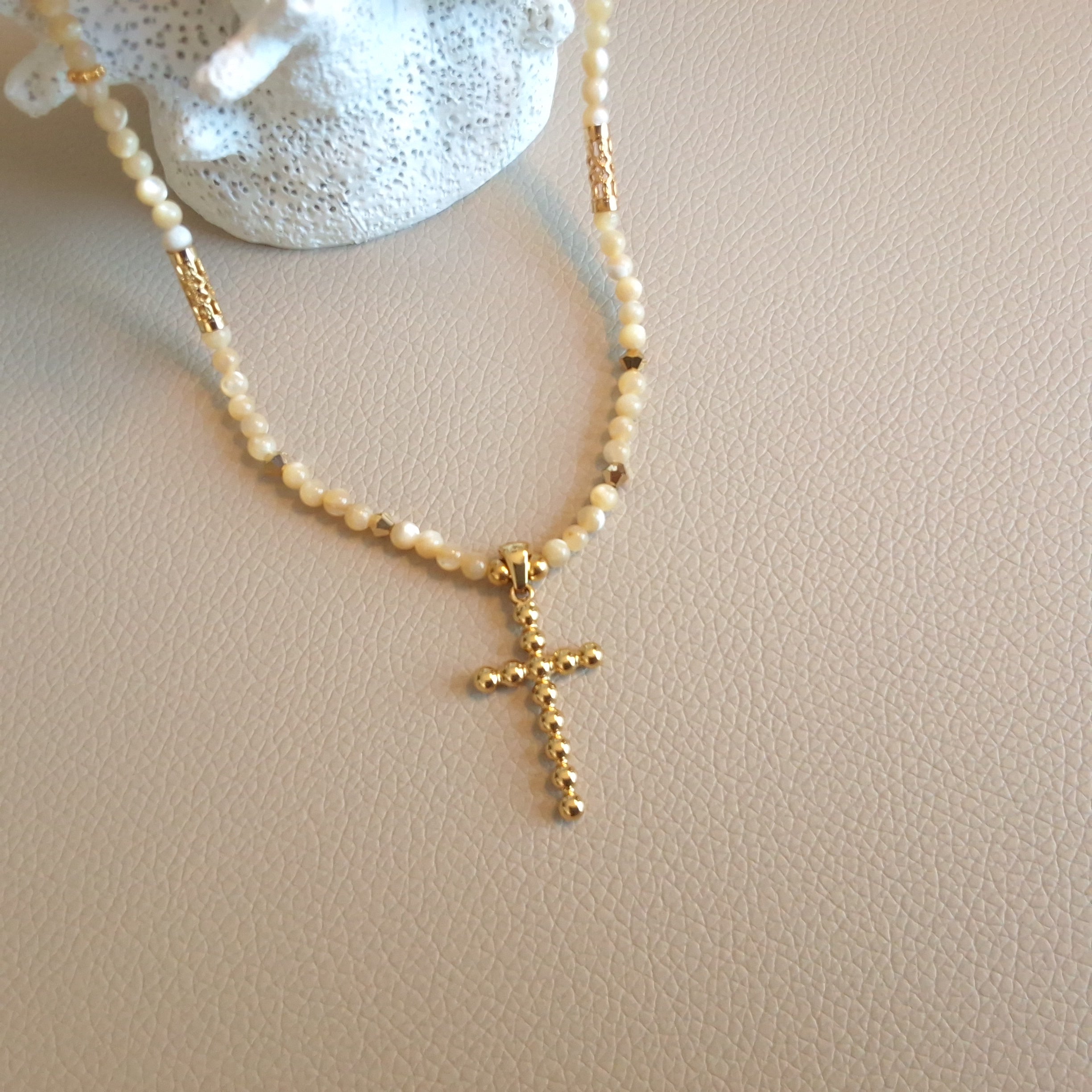 Collier nacre pendentif croix