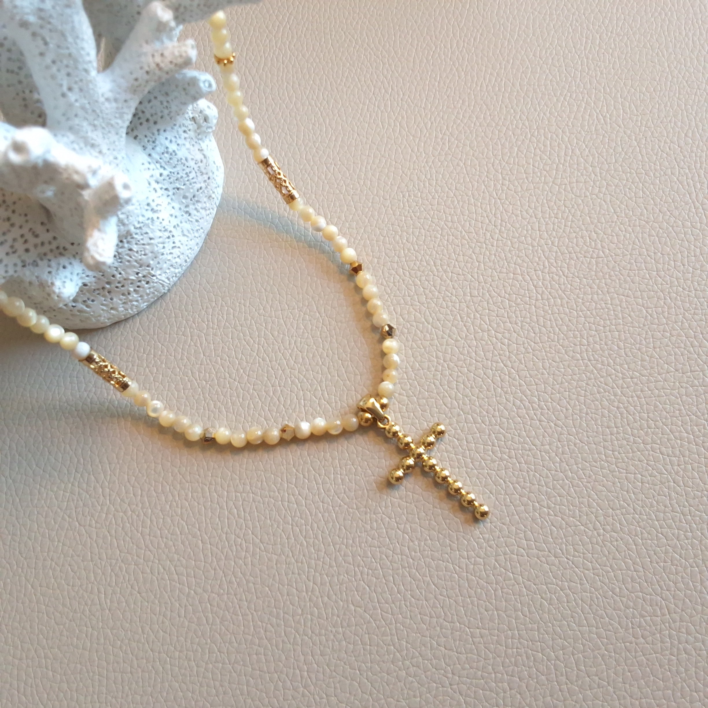 Collier nacre pendentif croix