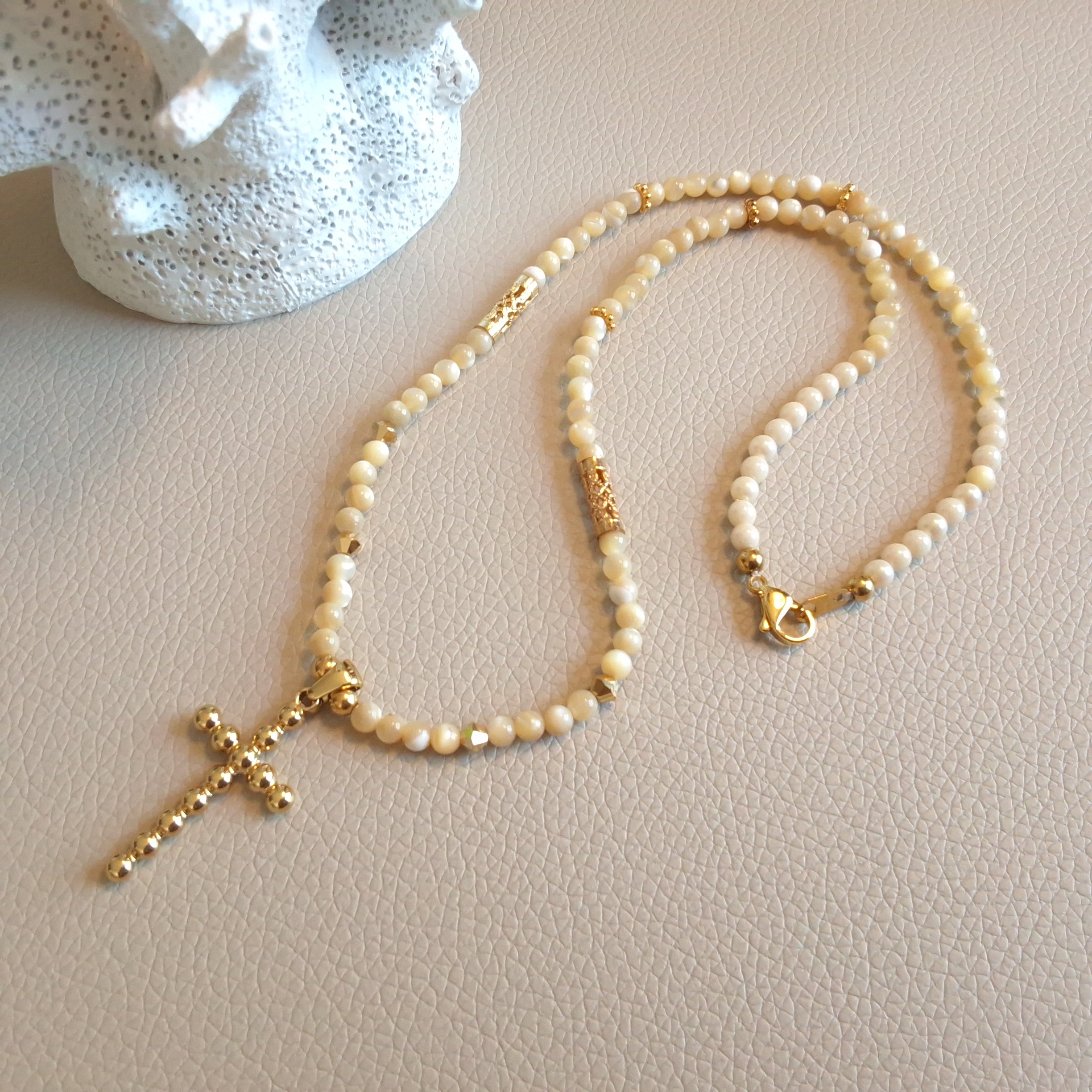 Collier nacre pendentif croix